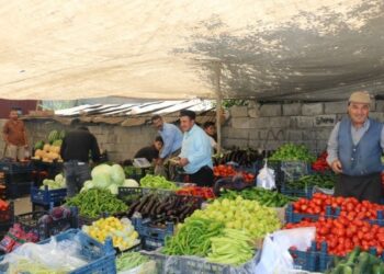 Pazarda poşetler dolmuyor