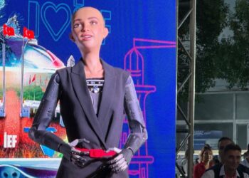 93. İzmir Enternasyonal Fuarı açılışında Sophia sürprizi
