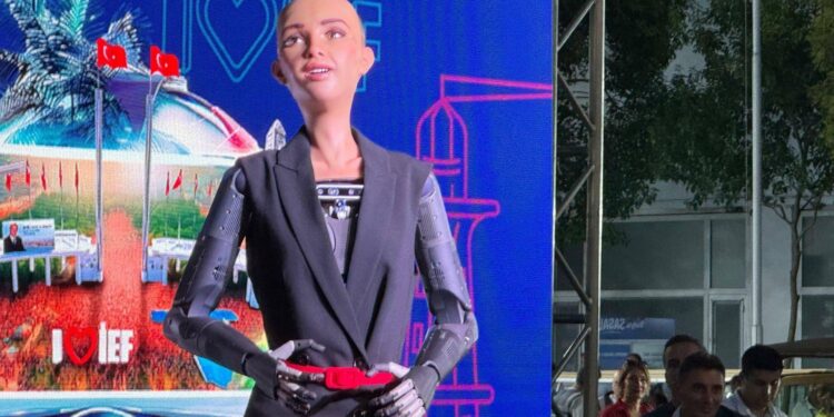 93. İzmir Enternasyonal Fuarı açılışında Sophia sürprizi