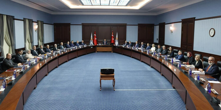 AKP MYK Toplanıyor: Can Atalay ve Osman Kavala Gündemde