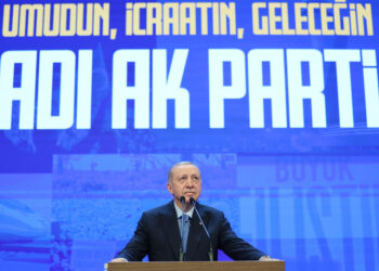 “AKP kutlamalarında kullanılan slogana şapka çıkardım, tam bir zekâ pırıltısı’