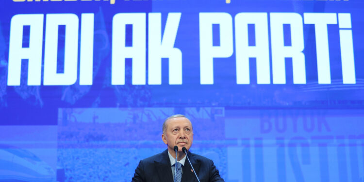 “AKP kutlamalarında kullanılan slogana şapka çıkardım, tam bir zekâ pırıltısı’