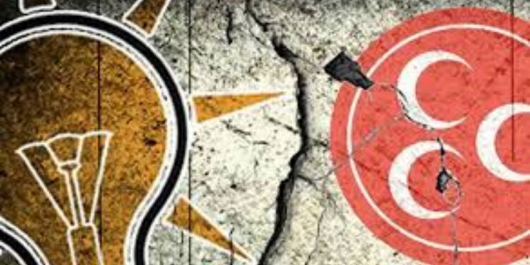 AKP'li Belediye Başkanı, MHP'li Eski Başkanı Yolsuzlukla Suçladı: 'Eski Borçların Yarısı Naylon Fatura'