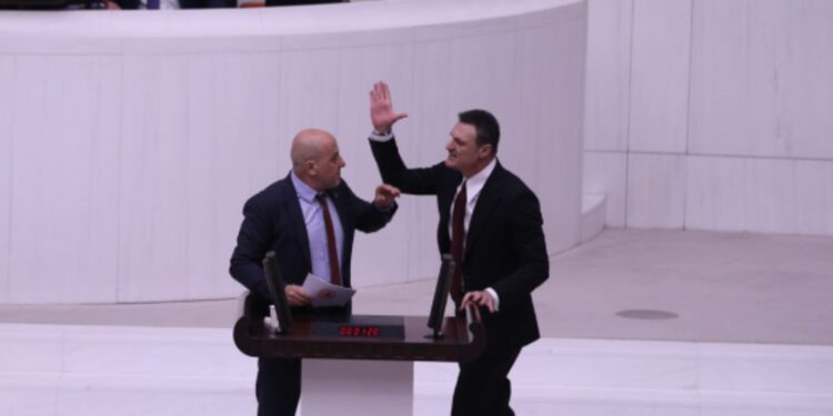 AKP’li Özalan’ın Ahmet Şık’a saldırısı dünya basınında: “Geniş çaplı çatışmanın fitilini ateşledi”