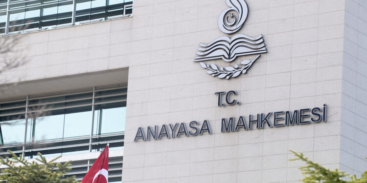 AYM’den kapatılan Gülen’e yakın vakfın yöneticisi için hak ihlali kararı