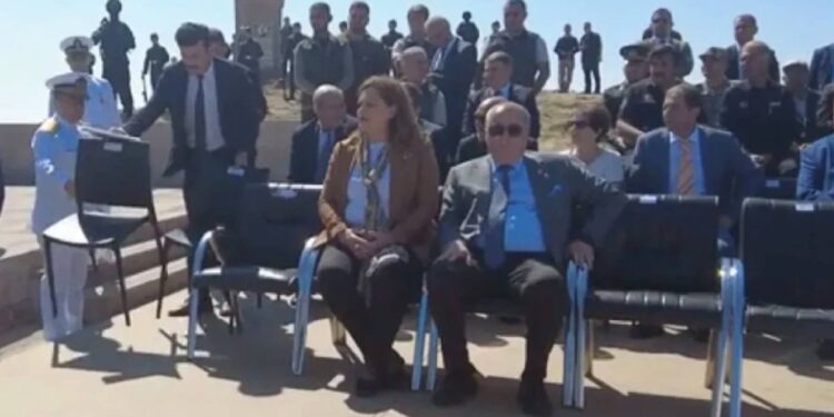 Afyon’da ‘plastik sandalye’ krizi: CHP’li Belediye Başkanı oturmayı reddetti