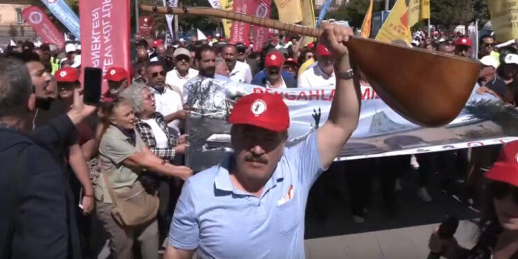 Alevilerden 'Cemevi Başkanlığı' Protestosu: 'Bu Toplumu Parayla Teslim Alamazsınız'