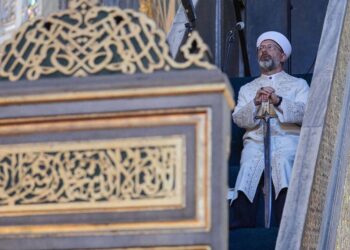 Ali Erbaş, Haniye’nin gıyabi cenazesinde minbere kılıçla çıktı!