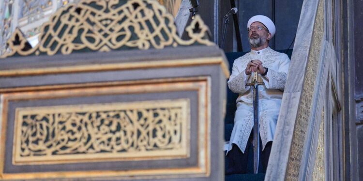 Ali Erbaş, Haniye’nin gıyabi cenazesinde minbere kılıçla çıktı!