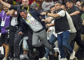 Ali Koç'a Saldırı Dünya Manşetlerinde: 'Türkiye'de Bir Utanç Daha'