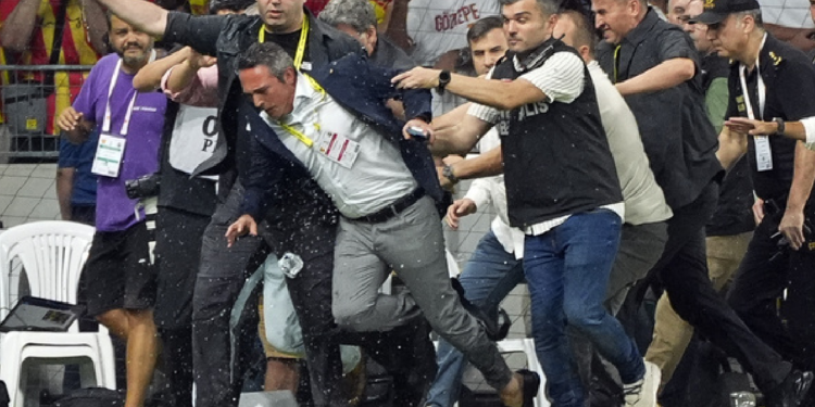 Ali Koç'a Saldırı Dünya Manşetlerinde: 'Türkiye'de Bir Utanç Daha'