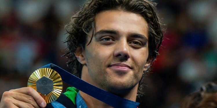 Altın Madalyalı Yüzücünün Parkta Uyurken Çekilen Görüntüsü Gündem Oldu