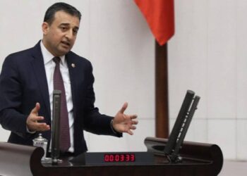 Anlaşılan o ki anketlerde aşağılara doğru indikçe ne yapacağını şaşırmış