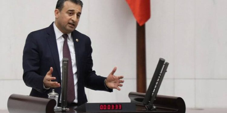 Anlaşılan o ki anketlerde aşağılara doğru indikçe ne yapacağını şaşırmış