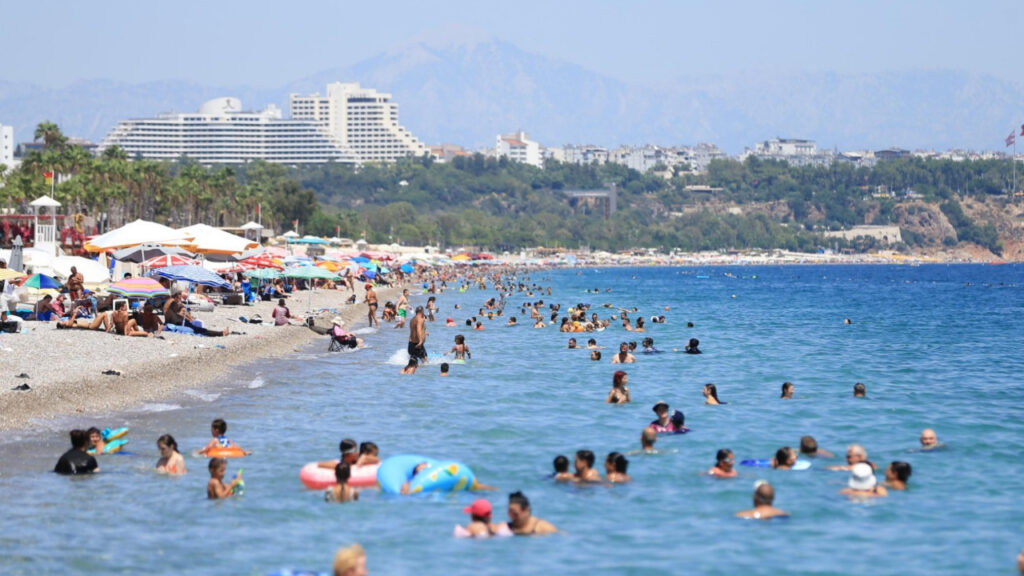 Antalya Sahillerinde Sıcak Hava Yoğunluğu