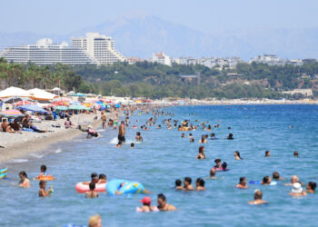 Antalya Sahillerinde Sıcak Hava Yoğunluğu