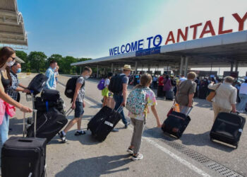 Antalya'ya Havadan Turist Yağdı!