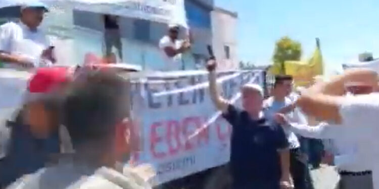 Antep fıstığı üreticilerinden ‘düşük fiyat’ eylemi; bir kişi havaya ateş açtı