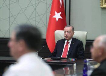 Askerin süs olduğu şûra; ordunun siyasallaşması ülke için çözülme alarmı demek