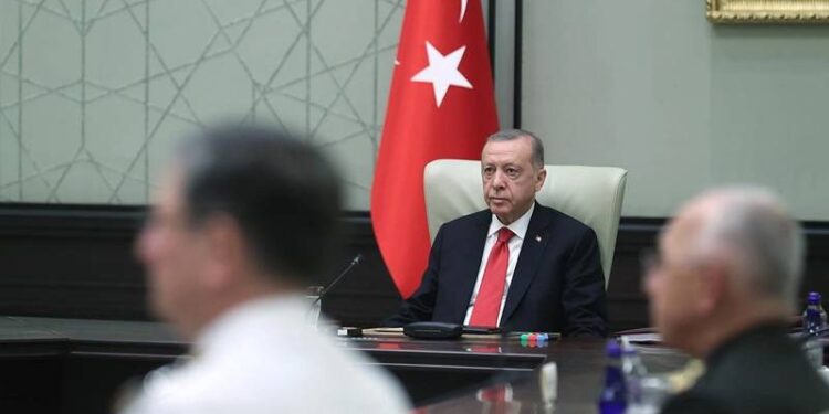 Askerin süs olduğu şûra; ordunun siyasallaşması ülke için çözülme alarmı demek