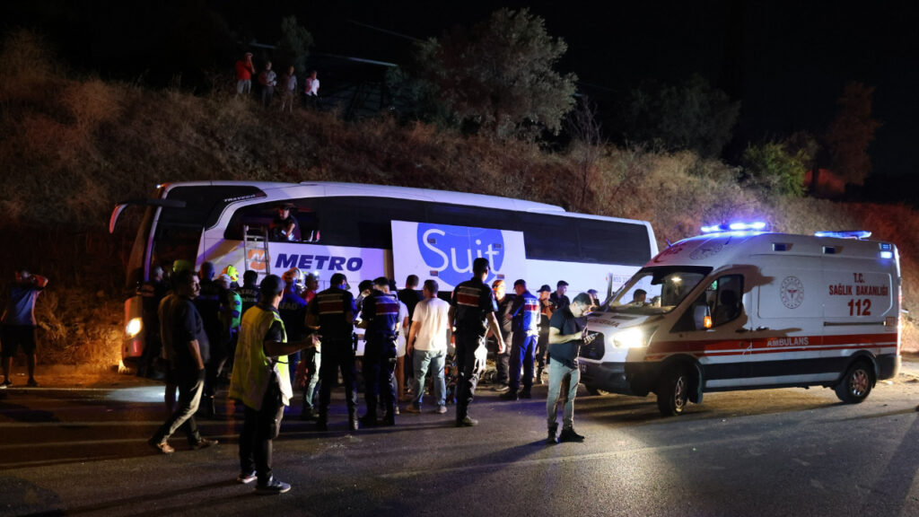 Aydın'da Feci Kaza! Yolcu Otobüsü Yayaya Çarpıp Yan Yattı: Ölü ve Yaralılar Var