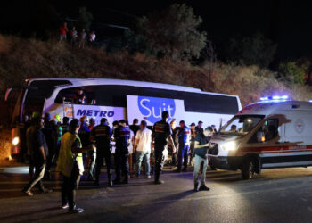 Aydın'da Feci Kaza! Yolcu Otobüsü Yayaya Çarpıp Yan Yattı: Ölü ve Yaralılar Var