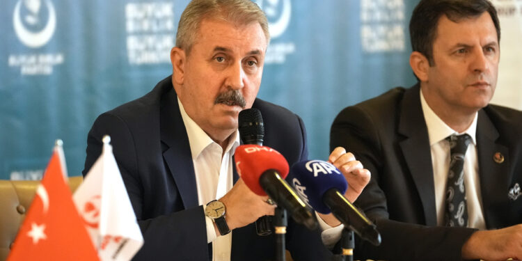 BBP Lideri Destici'den Instagram Yasağına Destek