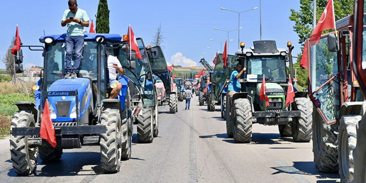 Balıkesir’de çiftçiler traktörleriyle eylem yaptı: Jandarma çiftçileri engelleyip tehdit etti