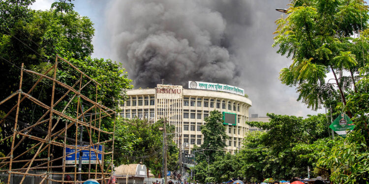 Bangladeş Yangın Yeri! Göstericiler Konutunu Bastı, Başbakan Kaçtı!