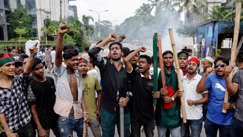 Bangladeş'te göstericiler tarafından konutu basılan Başbakan istifa ederek ülkeden kaçtı