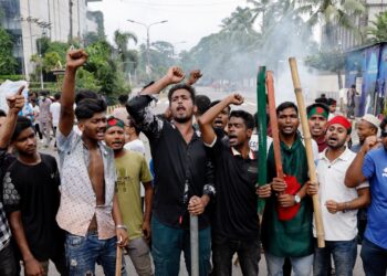 Bangladeş'te göstericiler tarafından konutu basılan Başbakan istifa ederek ülkeden kaçtı