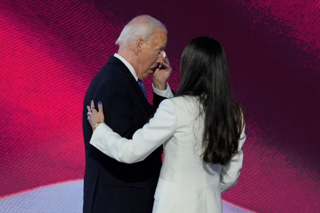 Biden 5 dakika ayakta alkışlandı, ağladı