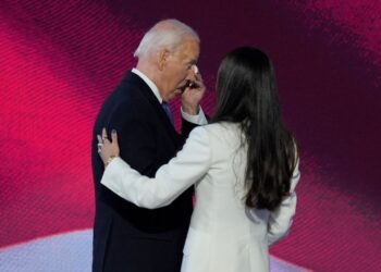 Biden 5 dakika ayakta alkışlandı, ağladı