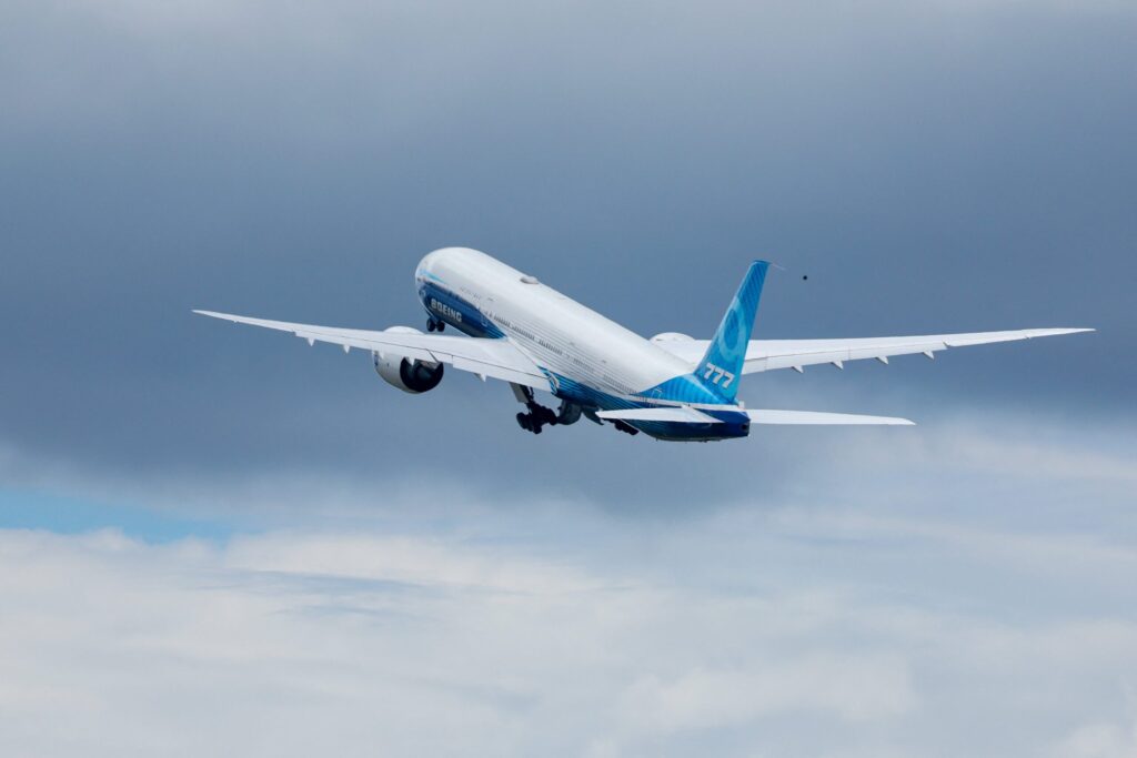 Boeing, yeni uçağı 777X’in uçuş testlerini askıya aldı