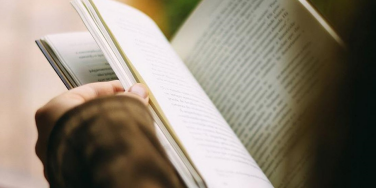 Böyle Hırsız Görülmedi: Kitap Okumaya Dalınca Yakayı Ele Verdi