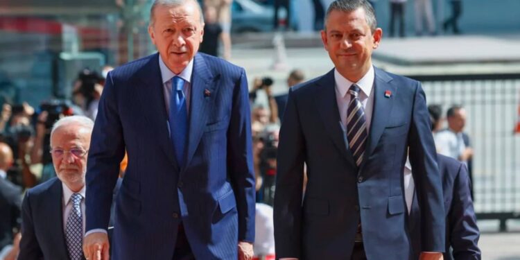 CHP'li belediyeler, Özgür Özel'e “Hacizleri durdurmak için Erdoğan'la görüş” baskısı yapıyor