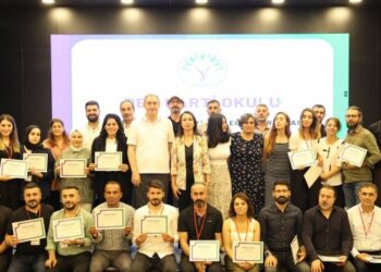 DEM Partinin okulu ilk mezunlarını verdi