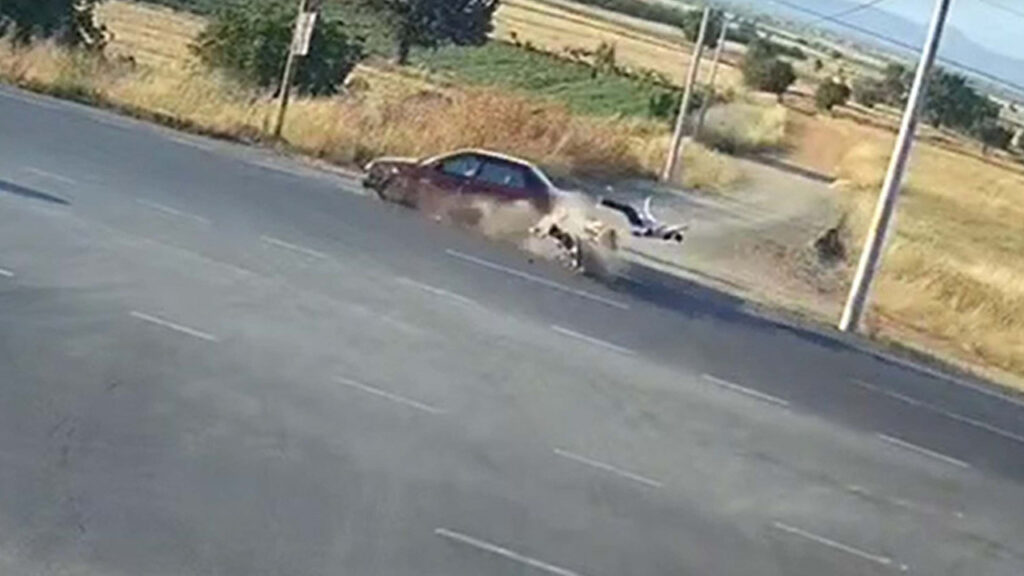 Denizli'de Otomobil ile Motosiklet Çarpıştı: 4 Yaralı