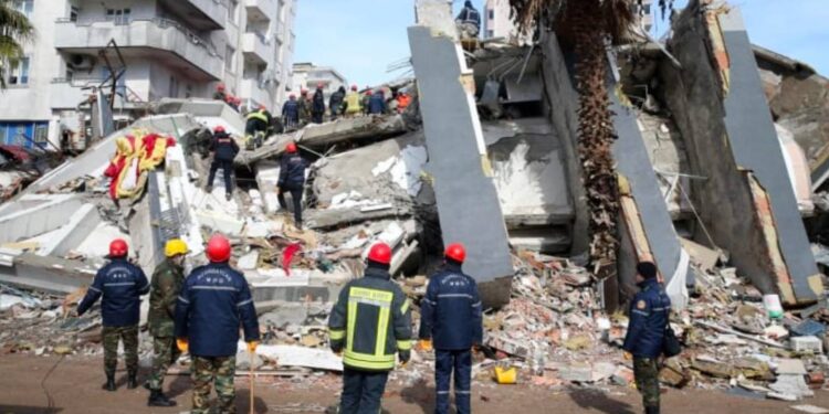 Depremde yıkılan Ezgi Apartmanı’nda kolonları kesen iş yeri sahiplerinin suçsuz olduğu iddia edilen bilirkişi raporuna itiraz