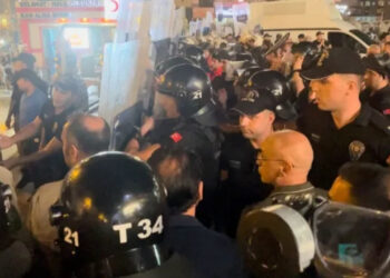 Diyarbakır'da Filistin Protestosu: Starbucks'a Saldırı Girişiminde Bulunuldu