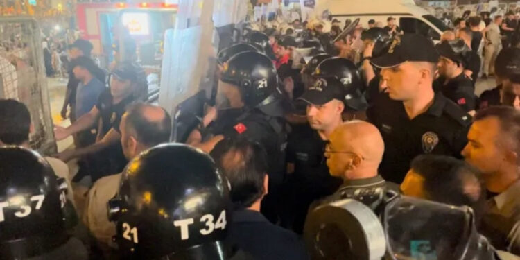 Diyarbakır'da Filistin Protestosu: Starbucks'a Saldırı Girişiminde Bulunuldu