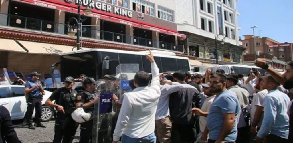 Diyarbakır’da Haniye namazı sonrası Burger King’e tekbirli saldırı!