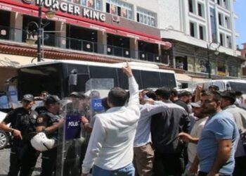 Diyarbakır’da Haniye namazı sonrası Burger King’e tekbirli saldırı!