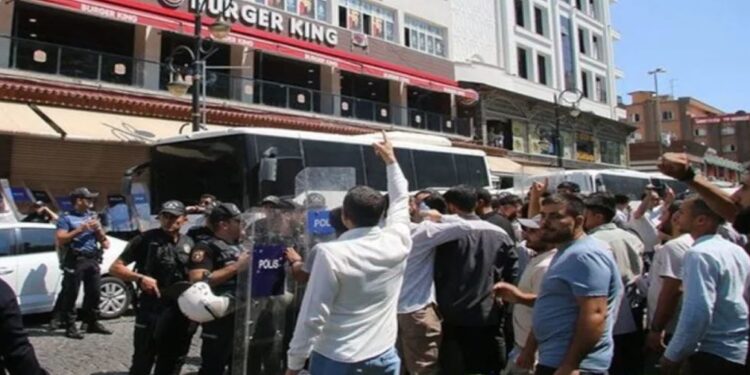 Diyarbakır’da Haniye namazı sonrası Burger King’e tekbirli saldırı!
