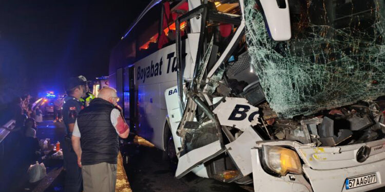 Düzce’de yolcu otobüsü TIR’a çarptı: 25 yaralı
