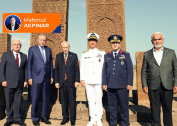 Erdoğan ve kediye dönüşen askerler 