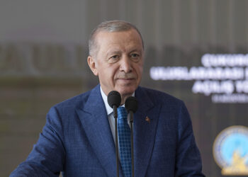 Erdoğan’dan İmamoğlu’na Paris tepkisi: ‘SGK’ya gelince para yok, Paris’te keyif çatmaya gelince var’