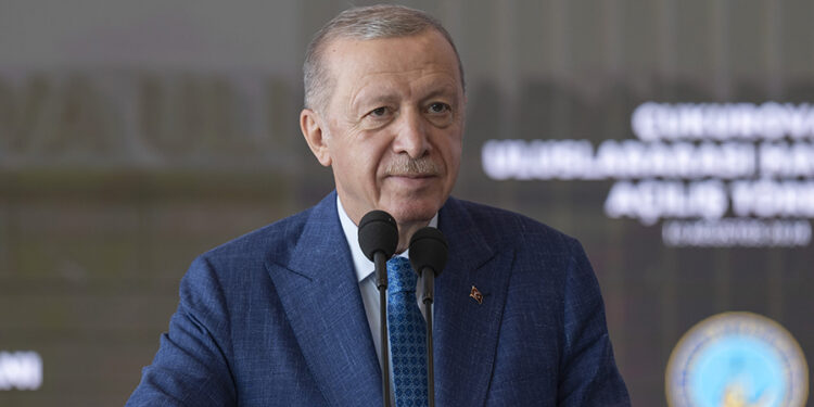 Erdoğan’dan İmamoğlu’na Paris tepkisi: ‘SGK’ya gelince para yok, Paris’te keyif çatmaya gelince var’