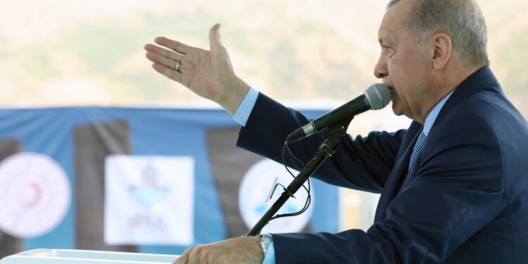 Erdoğan’ın ‘yokluk, yoksulluk bitti’ sözüne vatandaştan yanıt: Ne diyelim, konuşsak tutuklanacağız!