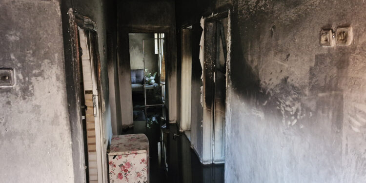 Eşyalarını Almaya Geldiği Evi Ateşe Verdi, Kendisi Yandı